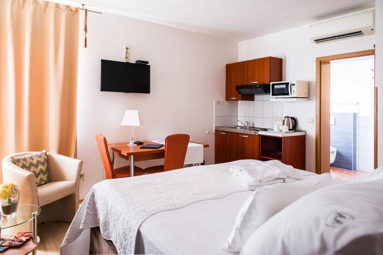 Apartment And Rooms Ana Podstrana Exterior photo