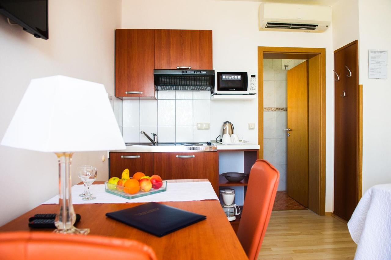 Apartment And Rooms Ana Podstrana Exterior photo