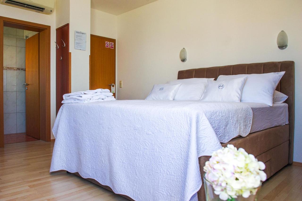 Apartment And Rooms Ana Podstrana Exterior photo