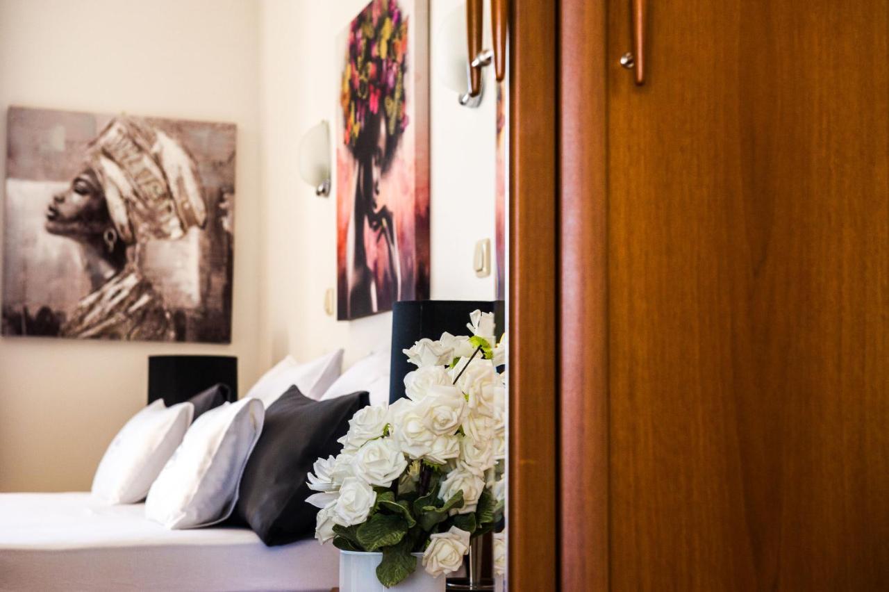 Apartment And Rooms Ana Podstrana Exterior photo