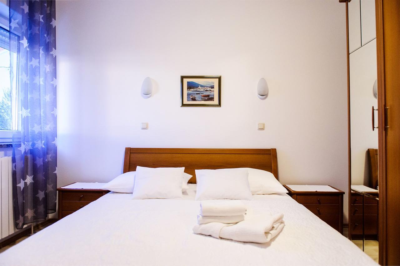 Apartment And Rooms Ana Podstrana Exterior photo