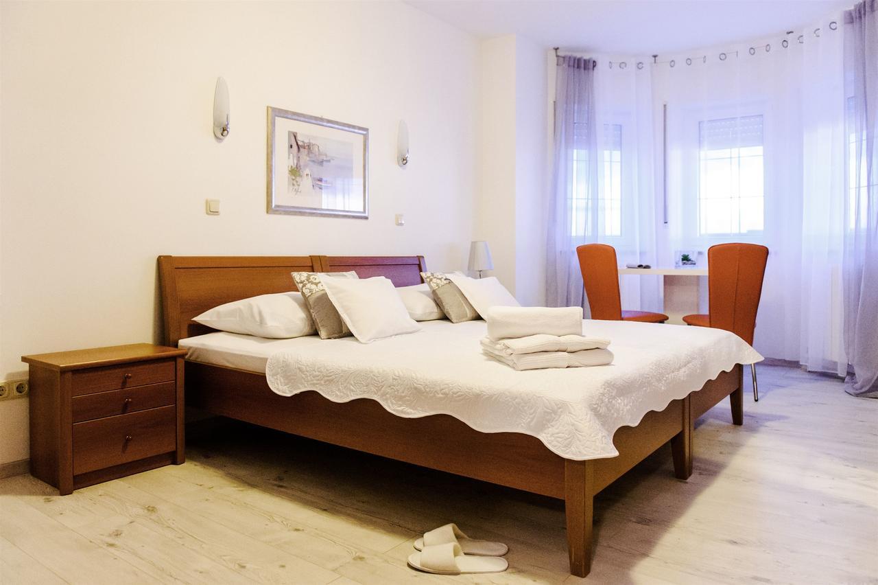 Apartment And Rooms Ana Podstrana Exterior photo