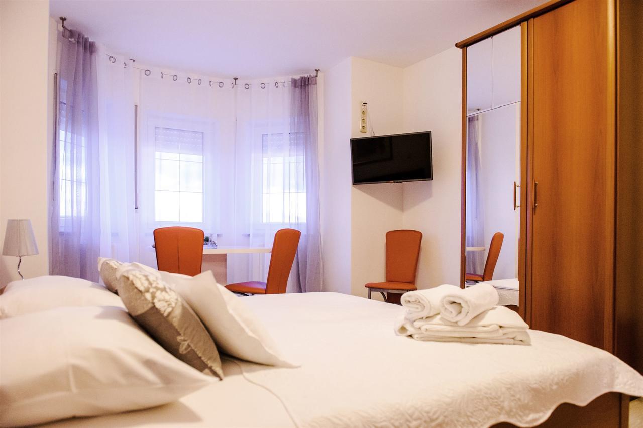 Apartment And Rooms Ana Podstrana Room photo